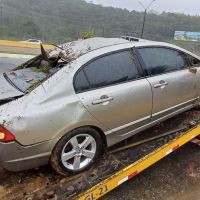 Três carros capotam na quinta de chuva