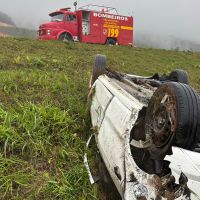 Motorista perde controle e capota na BR 470  