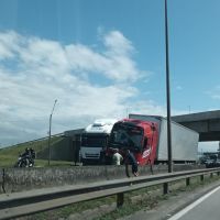 Acidente entre carro e caminhões deixa 6 km de filas na região  