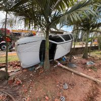 Vítima fica presa em carro após capotamento  