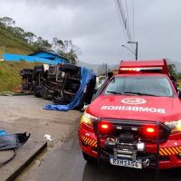 Tombamento de caminhão mata motorista em Itajaí