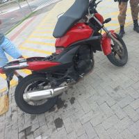 CB300 furtada é encontrada com placa clonada em Itajaí