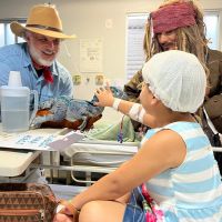 Pacientes do Pequeno Anjo recebem visita dos Heróis do Bem