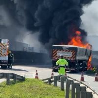 Caminhão pega fogo e trava BR 101; veja o vídeo 