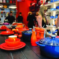 Le Creuset inaugura loja com cozinha interativa e uma "gift station" de presentes