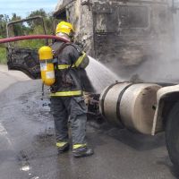 Caminhão pega fogo em Itapoá