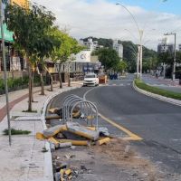 Estacionamento de bikes é detonado em acidente na madrugada da Praia dos Amores 