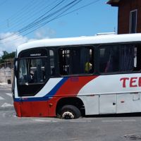 Asfalto engole roda de ônibus em Navegantes; veja o vídeo  