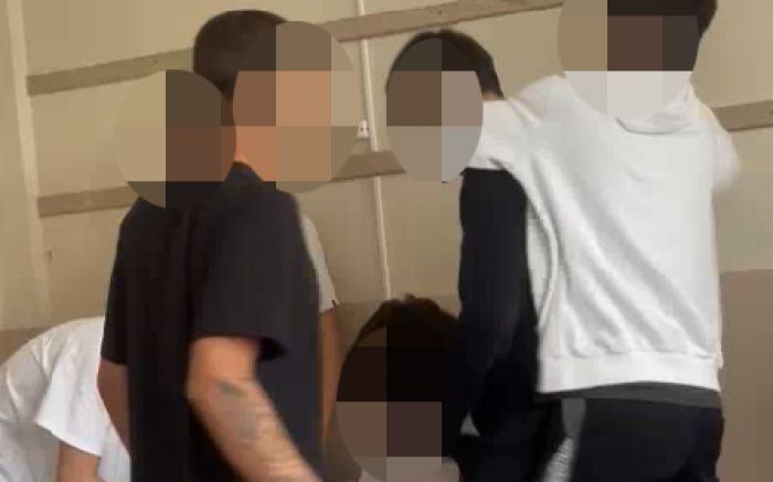 A agressão foi filmada por colegas dentro da sala de aula (Foto: Reprodução)