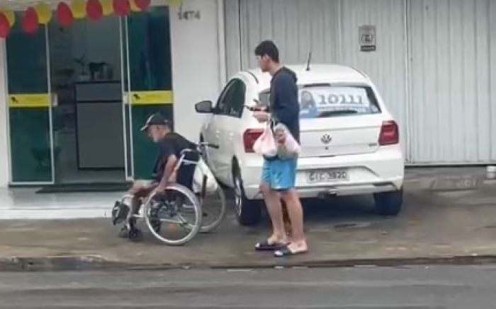 Morador gravou cadeirante com dificuldade de andar pelo local (Foto: Reprodução/Leitor)