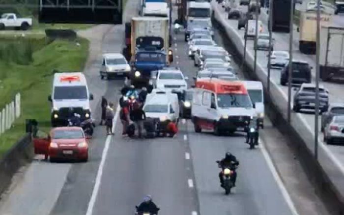 Acidente chegou a fechar a BR 101 no sentido Floripa; motociclista teve fraturas nas pernas
(Foto: Reprodução)