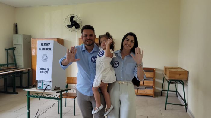 Osmar Teixeira, junto com sua família, momentos antes de votar em Itajaí