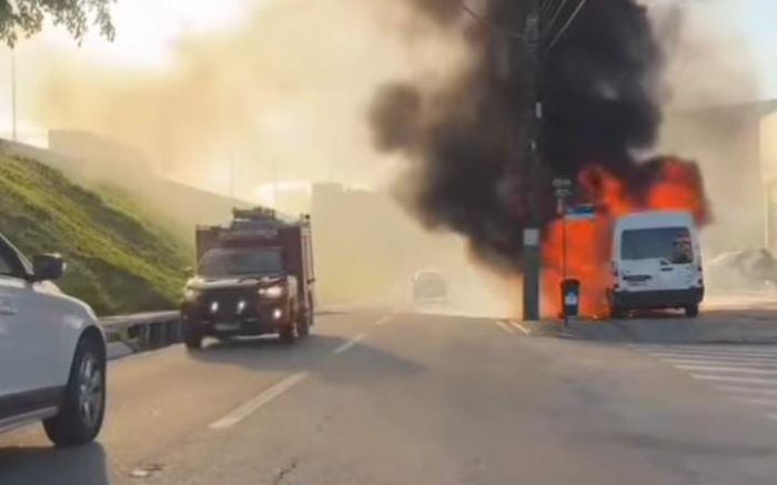 Motorista parou o carro ao perceber fumaça no motor (Foto: Leitor)