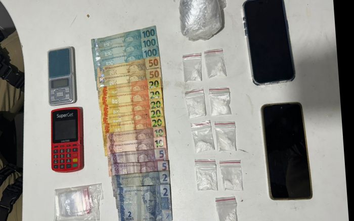 Cara tentou jogar fora cocaína (Foto: Divulgação/PMSC)