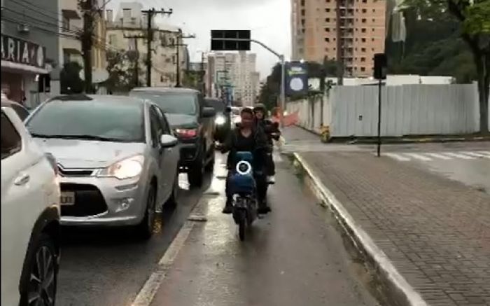 Houve flagra de motoqueiros na pista das bikes'
(Foto: Reprodução)