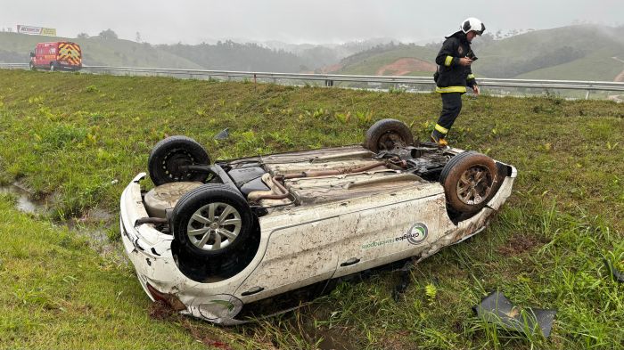 Gol branco ficou com as rodas pra cima (Foto: Divulgação/CBVI)