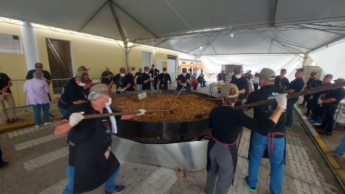 Maior risoto do Brasil é feito com 500 kg de camarão e 250 kg de arroz (Foto: Divulgação/Oficina das palavras)