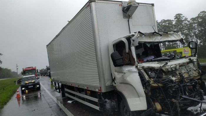 Outro carro capotou e caiu numa ribanceira em Ilhota (Foto: Divulgação/CBMSC) 