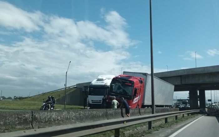 Três veículos se envolveram no engavetamento (Foto: Leitor)