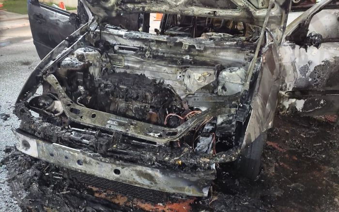 Fogo só não destruiu o porta-malas do carro (Foto: Divulgação CBMSC)