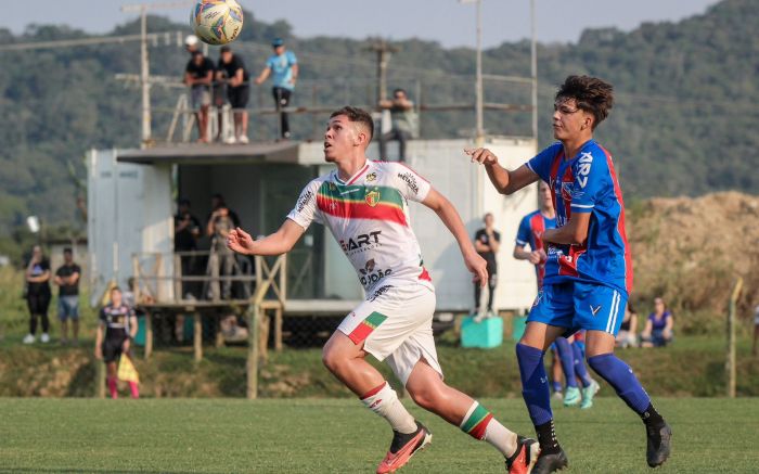 Leonardo joga na categoria sub-17 do Brusque. Foto: Divulgação