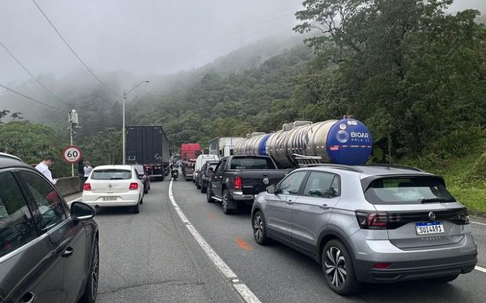 Carga de caminhão ficou tombada na pista (Foto do leitor)