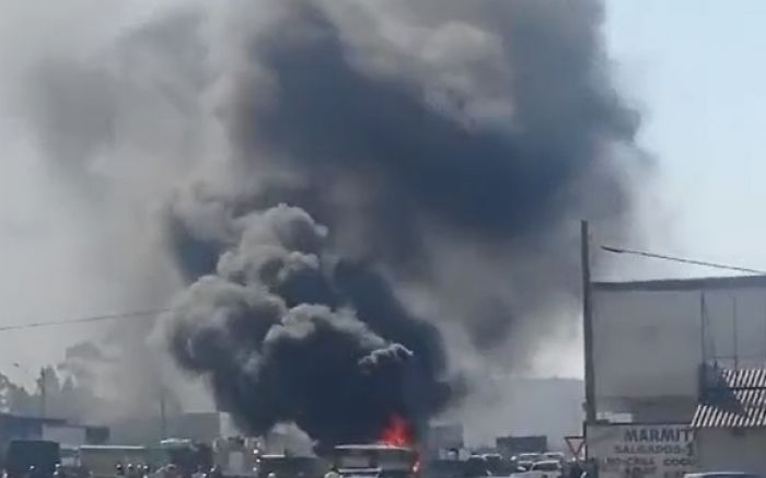 Caminhão foi destruído pelas chamas (Foto: Reprodução)