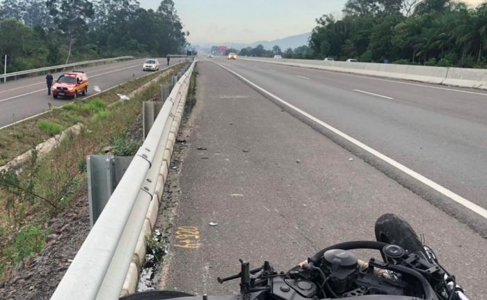 Motociclista envolvido no acidente também ficou ferido (Foto: Ilustrativa Divulgação PRM)