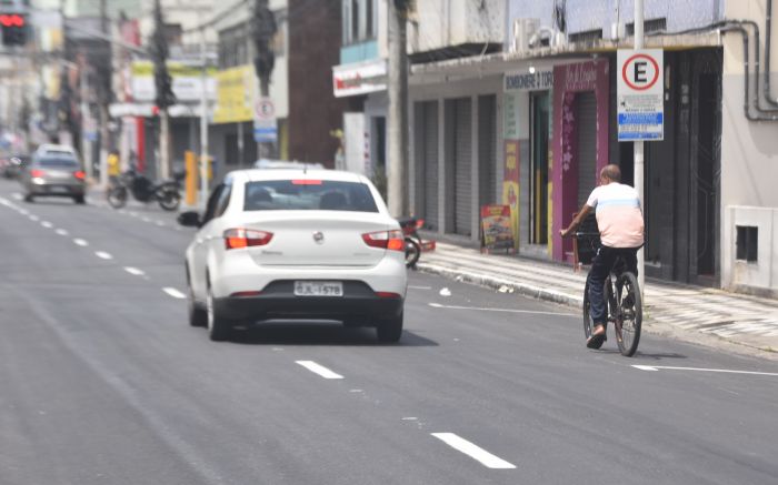 Motorista e ciclista são obrigados a dividir o mesmo espaço (Foto: João Batista)