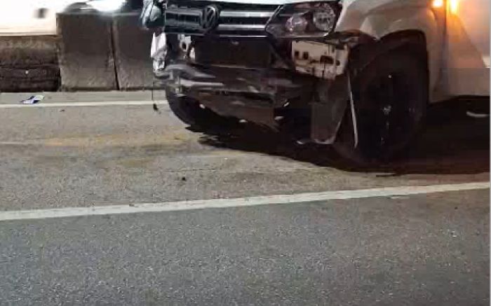 Caminhonete bateu contra três carros (Foto: Reprodução) 