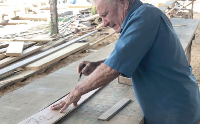 Zé Olavo continua na ativa aos 79 anos no Estaleiro do Osvaldo (Foto: Renata Rosa) 