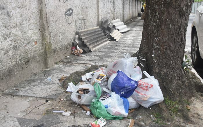 Moradora denuncia descarte de todo tipo de porcaria no passeio
 (Foto: João Batista)