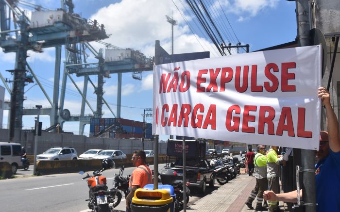 Grupo com cerca de 500 trabalhadores cruzou os braços nesta terça-feira
(Foto: João Batista)