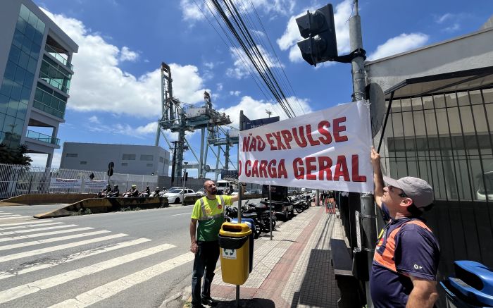 Portuários de Itajaí protestaram contra mudanças que abrem caminho para a terceirização da mão de obra
(foto: João Batista)