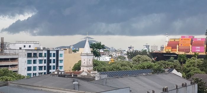 "Nuvens de exagero" são a marca da tempestade na região
(fotos: Vânia de campos)