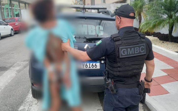 Mulher estava agressiva e tinha machucados no braço (Foto: Divulgação/GMBC)