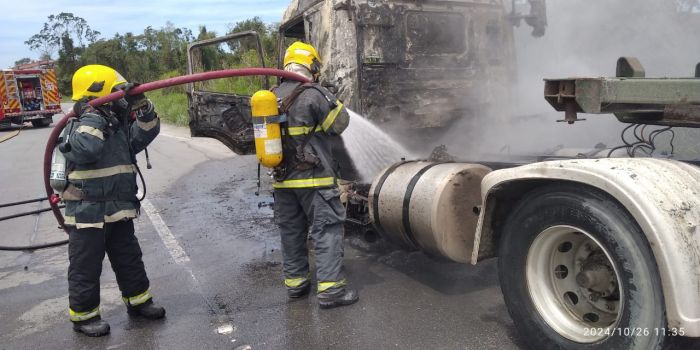 Fogo chegou a 3 metros de altura (Foto: CBSC)