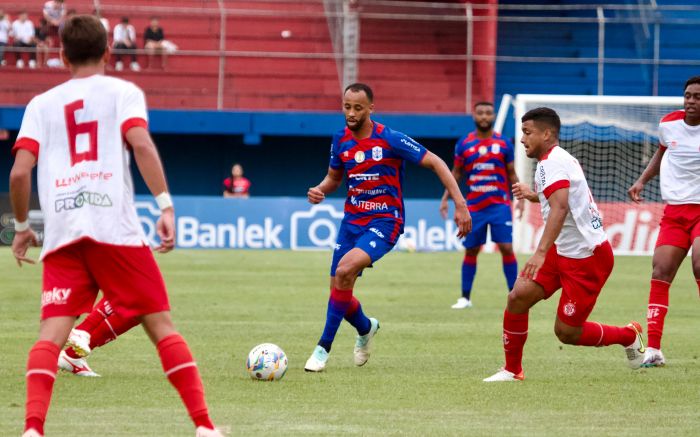 Partida teve poucas chances para os dois lados (Foto: Vica Bueno)