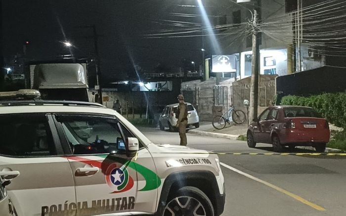 O porteiro e o agressor foram socorridos e levados ao hospital (Foto: Leitor)