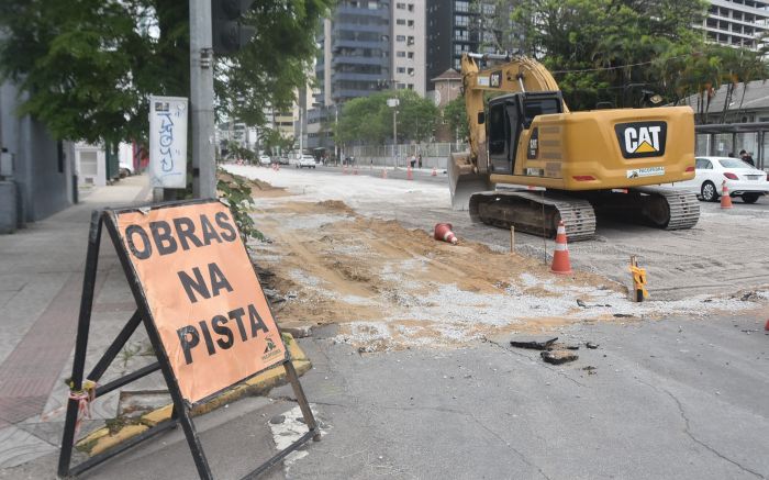 Instalação de mobiliário urbano se estende ao longo da semana (Foto: João Batista)  