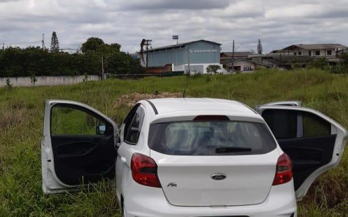 Trio foi preso e um homem segue foragido (Foto: Divulgação/PMSC) 