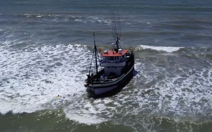 Barco ficou “atolado”  próximo à pedra da Miraguaia (Foto: Guilherme Severino)