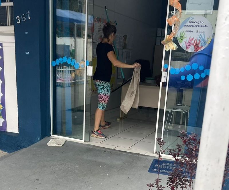 Em Cabeçudas, mães fizeram mutirão de limpeza em creche   (foto: leitor)