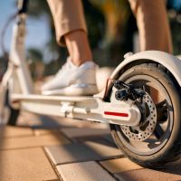 Motociclista fica ferido em acidente com patinete elétrico