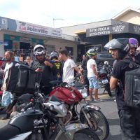 Motoboys bloqueiam acesso de Barra Velha em protesto por morte de entregador