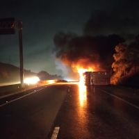 Caminhão tomba e pega fogo na BR 101 em Barra Velha