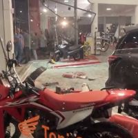 Acidente na rua Tijucas detona carros estacionados e motos da vitrine da Toni Center  