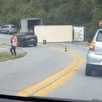 Caminhão de sorvete tomba no morro de Mariscal; trânsito está em meia pista  