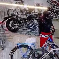 Dupla furta bike na maior cara de pau em mercadinho de Cordeiros