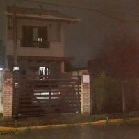 Morador acorda na madrugada com parte da casa em chamas  